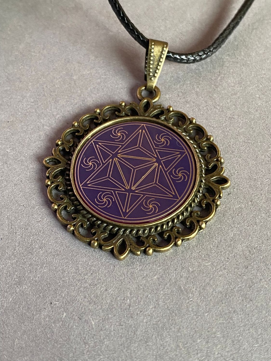 Amulett – bronzefarben, Merkaba, Disc in flieder 25 mm, goldlegiert, kupferunterlegt – Produktansicht 1