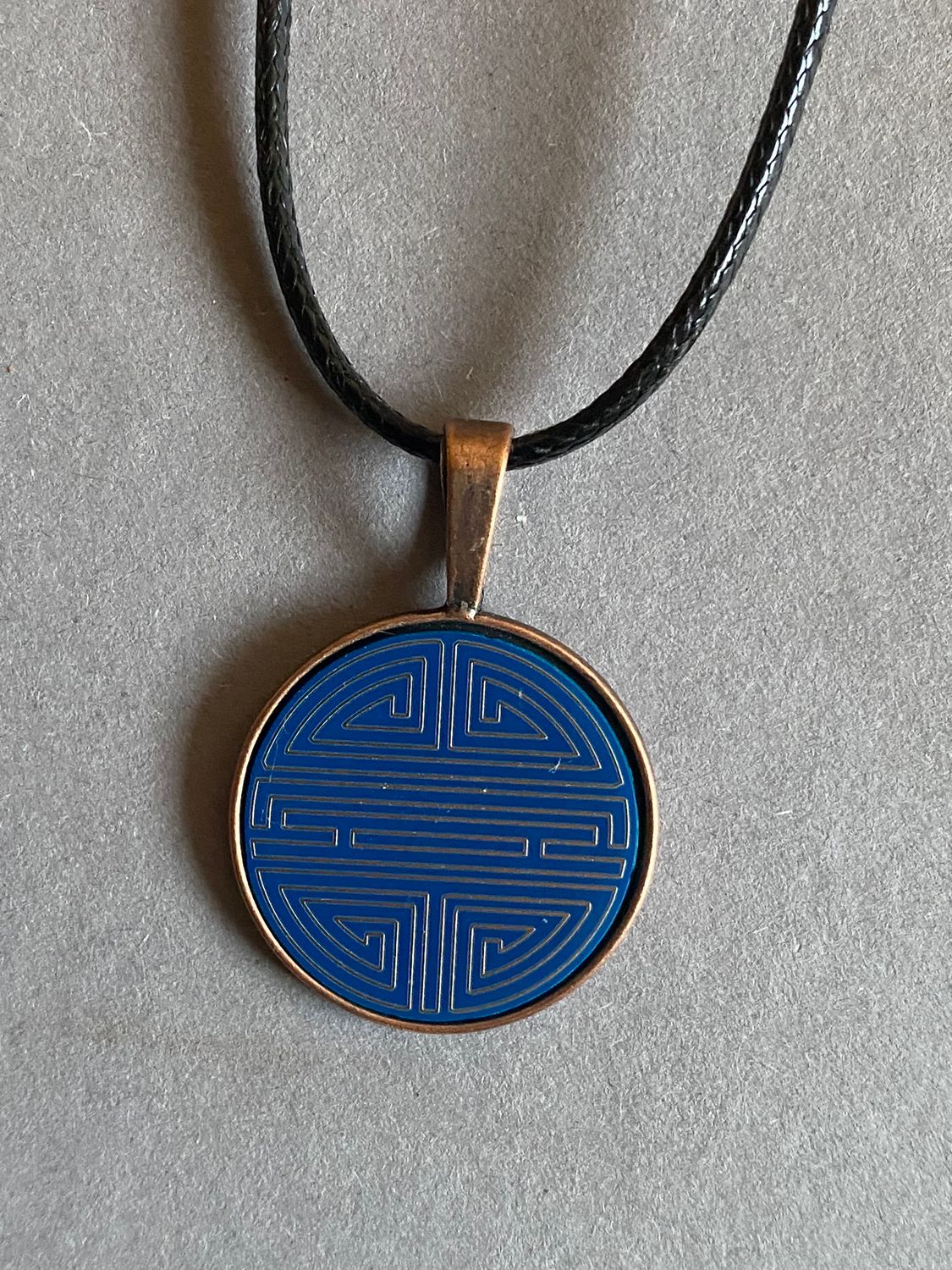 Amulett – kupferfarbend Shou Symbolik, Disc in blau, 25 mm, goldlegiert, kupferunterlegt – Produktansicht 1
