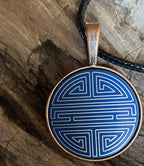 Amulett – kupferfarbend Shou Symbolik, Disc in blau, 25 mm, goldlegiert, kupferunterlegt – Produktansicht 1