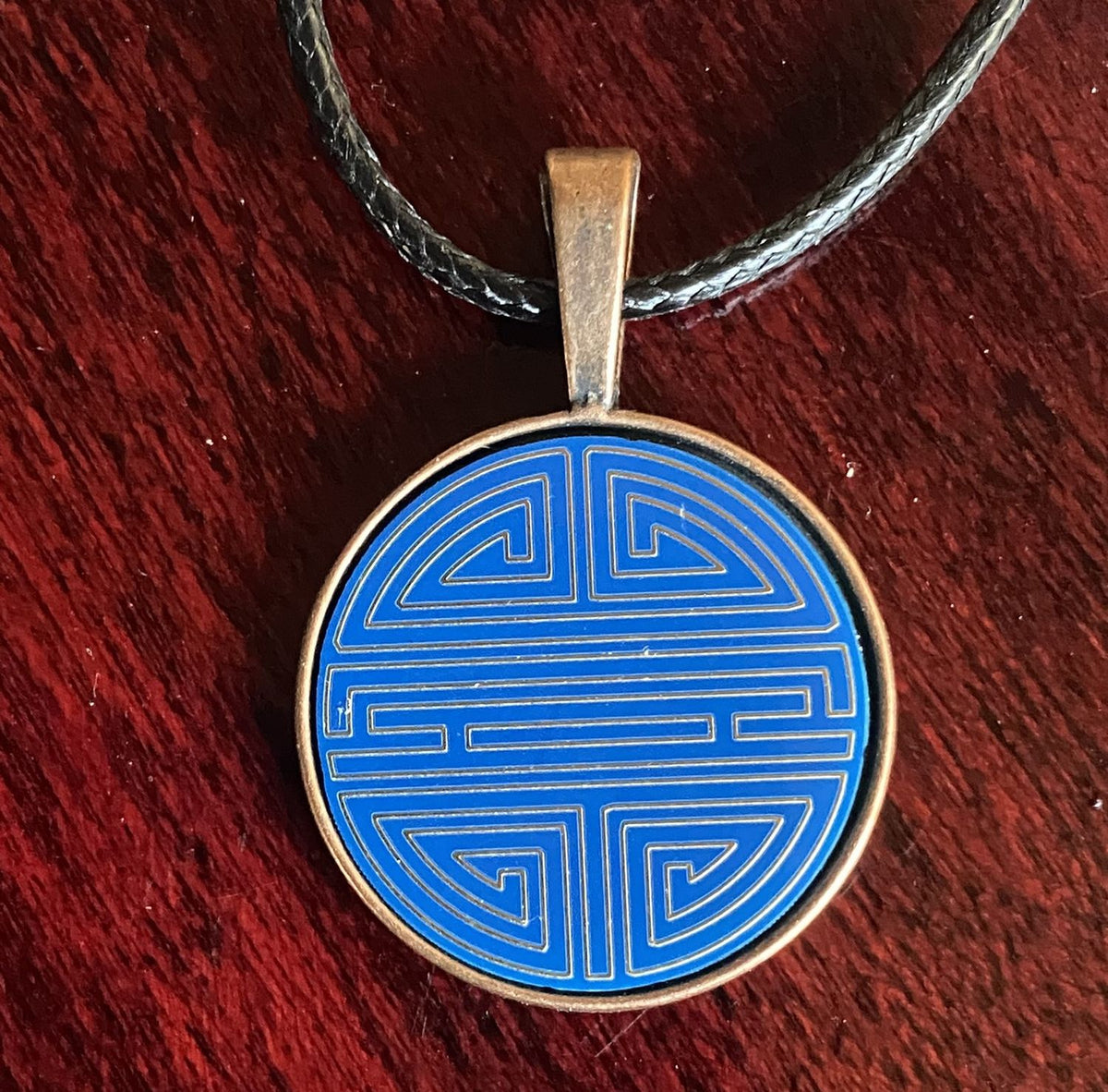 Amulett – kupferfarbend Shou Symbolik, Disc in blau, 25 mm, goldlegiert, kupferunterlegt – Produktansicht 1
