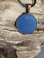 Amulett – kupferfarbend Shou Symbolik, Disc in blau, 25 mm, goldlegiert, kupferunterlegt – Produktansicht 1