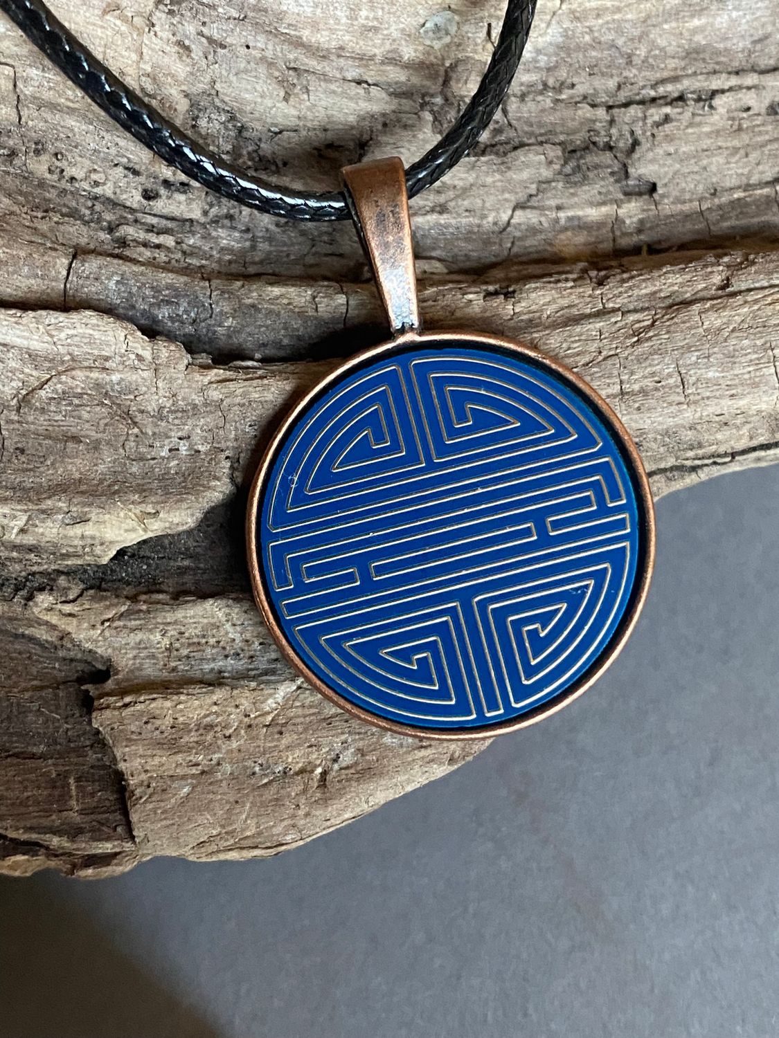 Amulett – kupferfarbend Shou Symbolik, Disc in blau, 25 mm, goldlegiert, kupferunterlegt – Produktansicht 1