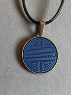 Amulett – kupferfarbend Shou Symbolik, Disc in blau, 25 mm, goldlegiert, kupferunterlegt – Produktansicht 1