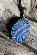 Amulett – kupferfarbend Shou Symbolik, Disc in blau, 25 mm, goldlegiert, kupferunterlegt – Produktansicht 1