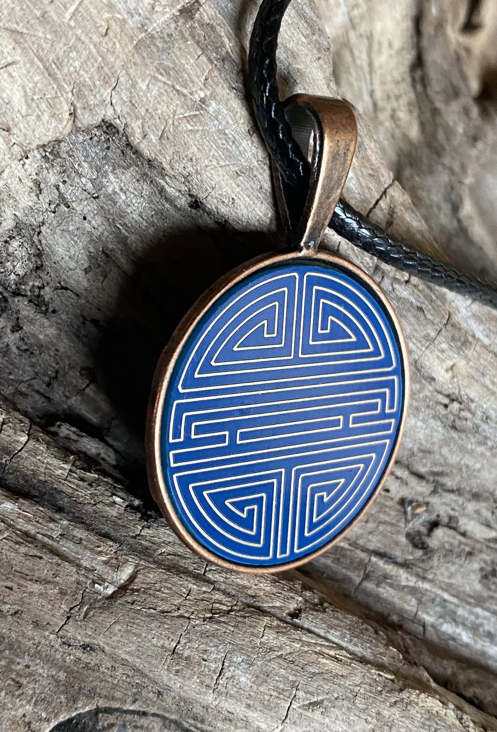 Amulett – kupferfarbend Shou Symbolik, Disc in blau, 25 mm, goldlegiert, kupferunterlegt – Produktansicht 1