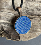 Amulett – kupferfarbend Shou Symbolik, Disc in blau, 25 mm, goldlegiert, kupferunterlegt – Produktansicht 1