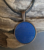 Amulett – kupferfarbend Shou Symbolik, Disc in blau, 25 mm, goldlegiert, kupferunterlegt – Produktansicht 1