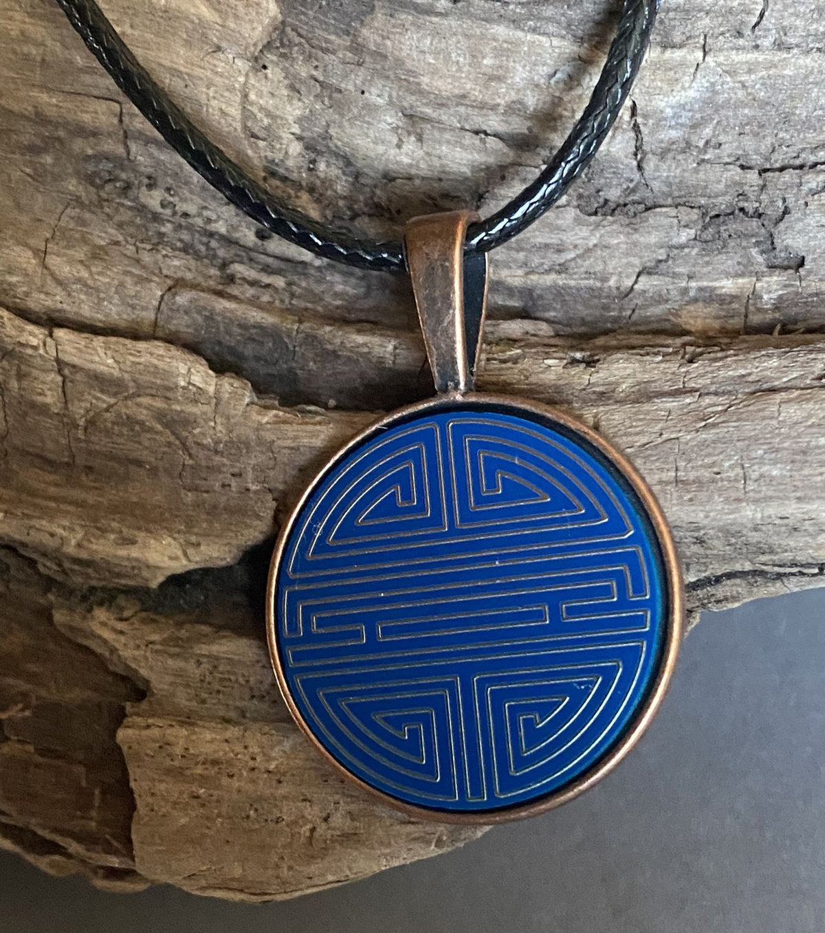 Amulett – kupferfarbend Shou Symbolik, Disc in blau, 25 mm, goldlegiert, kupferunterlegt – Produktansicht 1