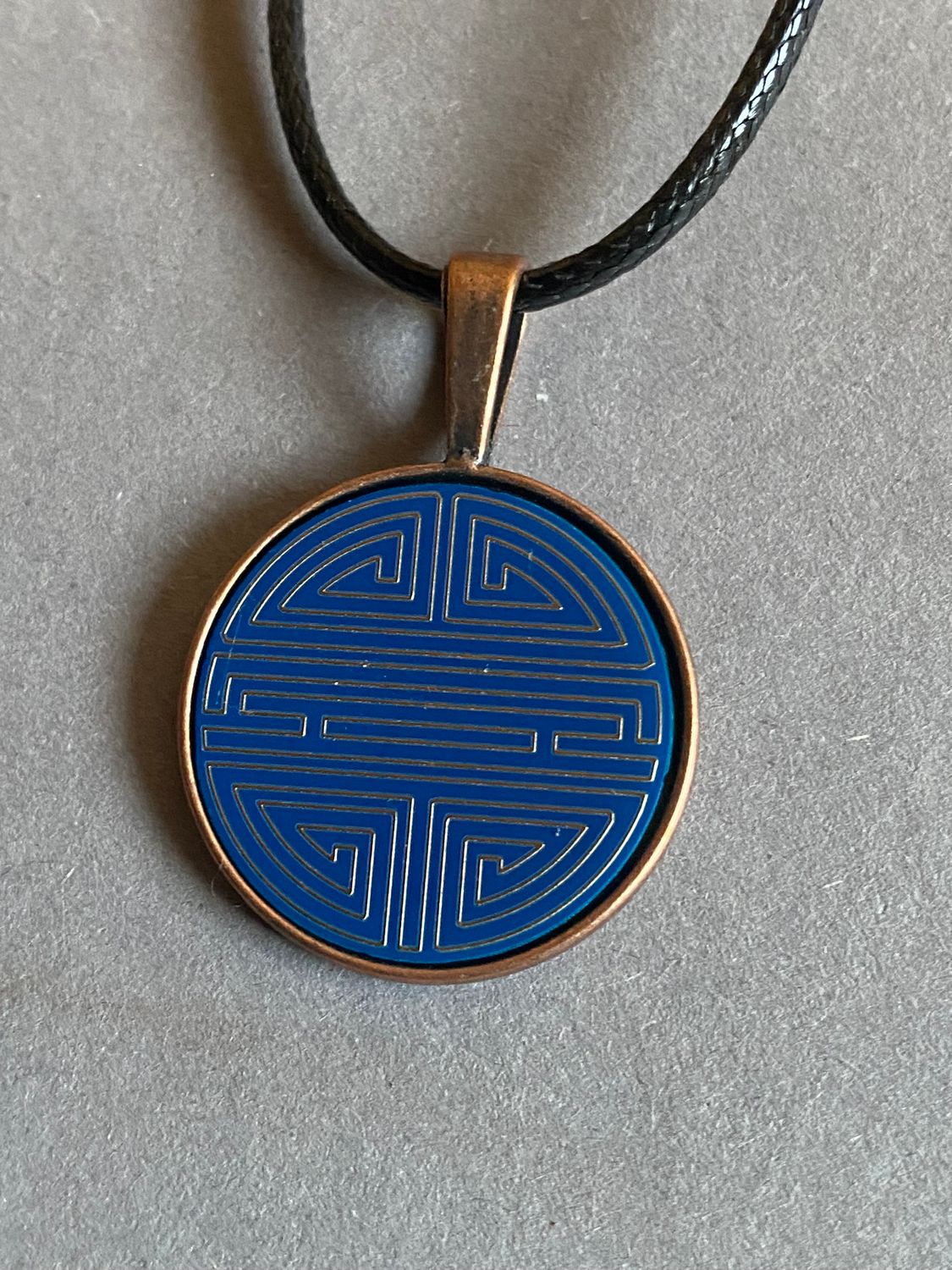 Amulett – kupferfarbend Shou Symbolik, Disc in blau, 25 mm, goldlegiert, kupferunterlegt – Produktansicht 1