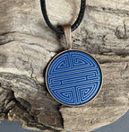 Amulett – kupferfarbend Shou Symbolik, Disc in blau, 25 mm, goldlegiert, kupferunterlegt – Produktansicht 1