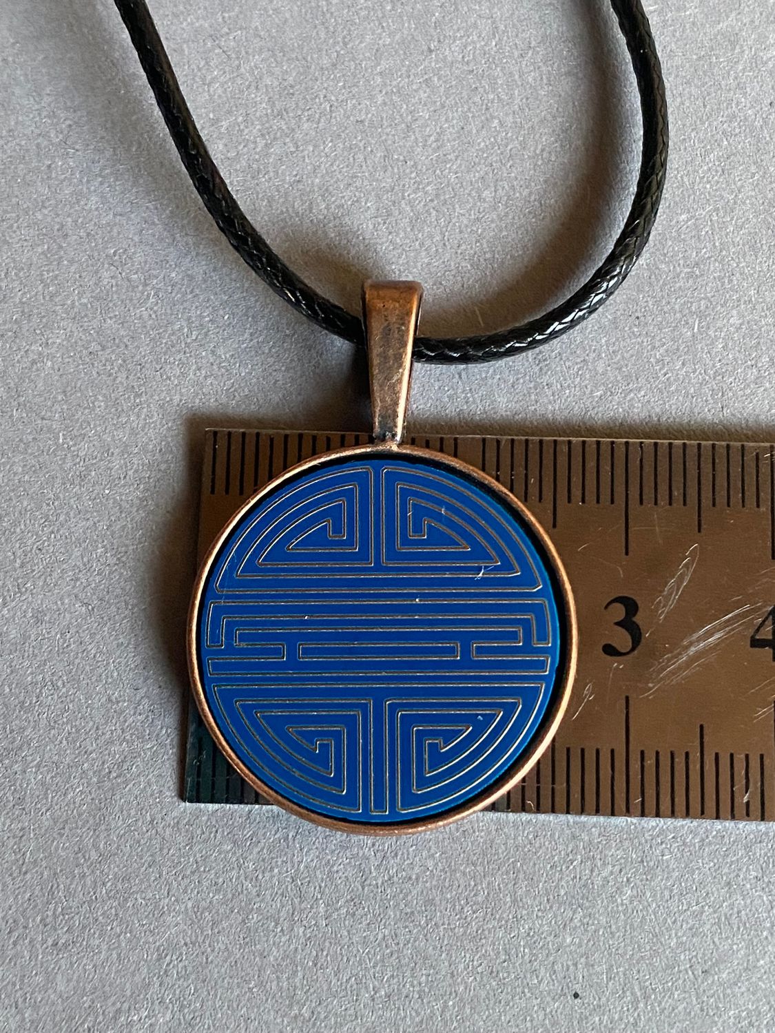 Amulett – kupferfarbend Shou Symbolik, Disc in blau, 25 mm, goldlegiert, kupferunterlegt – Produktansicht 1
