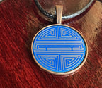 Amulett – kupferfarbend Shou Symbolik, Disc in blau, 25 mm, goldlegiert, kupferunterlegt – Produktansicht 1
