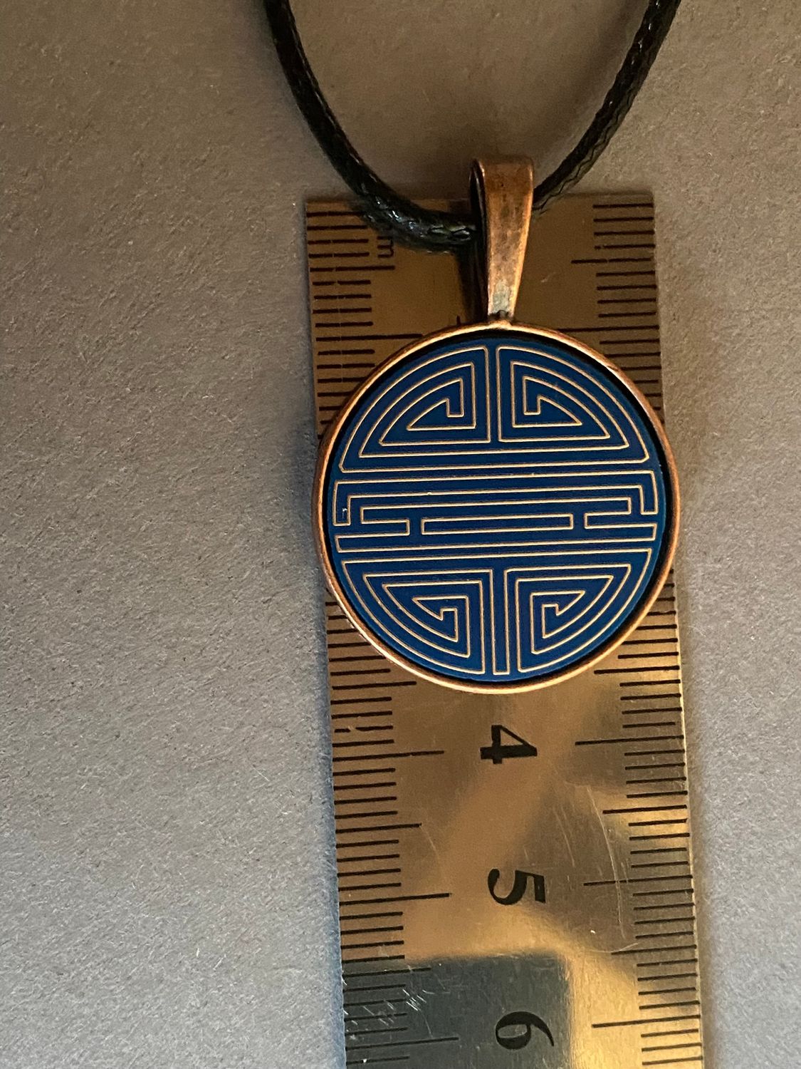 Amulett – kupferfarbend Shou Symbolik, Disc in blau, 25 mm, goldlegiert, kupferunterlegt – Produktansicht 1