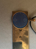 Amulett – kupferfarbend Shou Symbolik, Disc in blau, 25 mm, goldlegiert, kupferunterlegt – Produktansicht 1