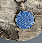 Amulett – kupferfarbend Shou Symbolik, Disc in blau, 25 mm, goldlegiert, kupferunterlegt – Produktansicht 1