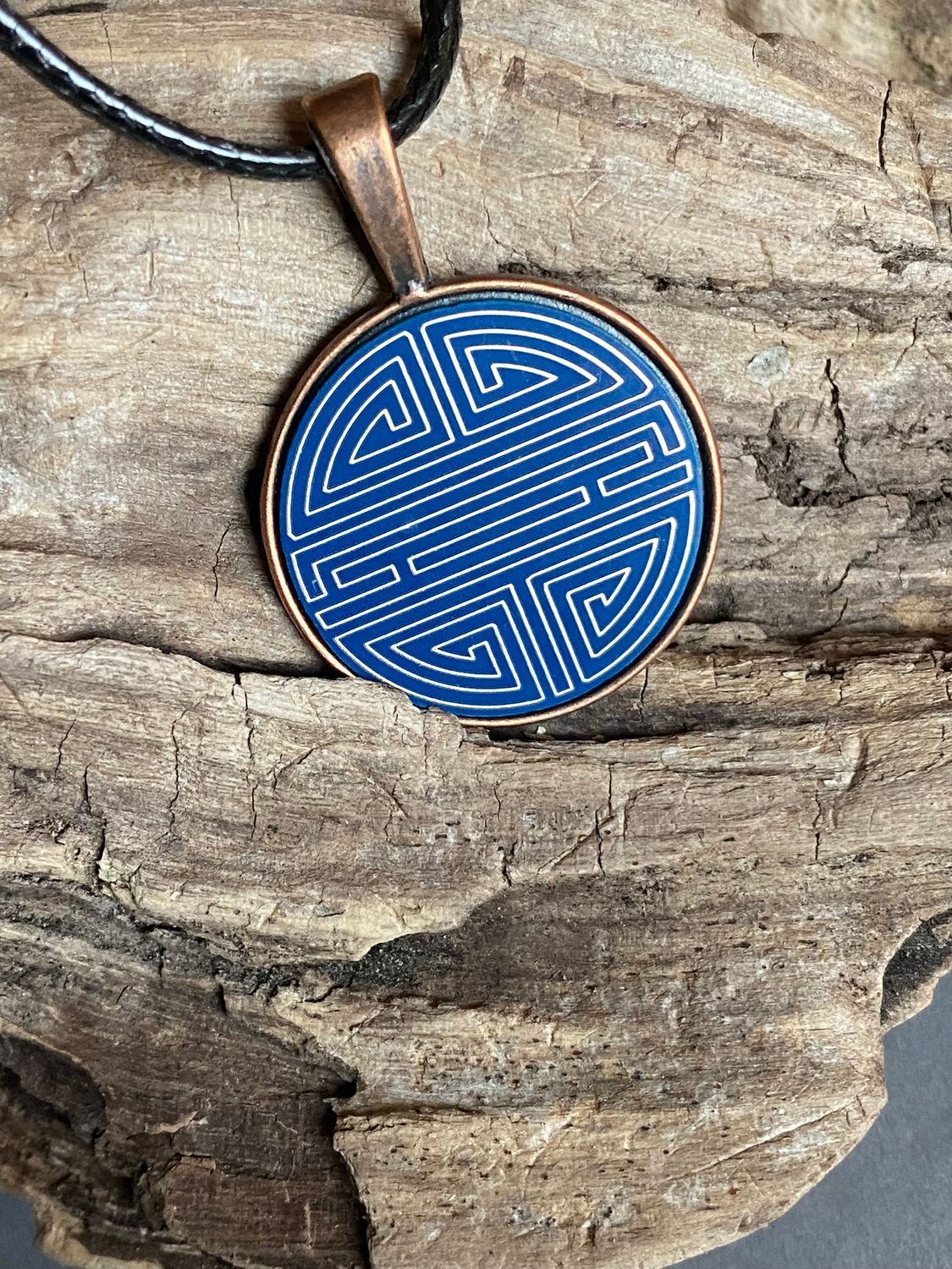 Amulett – kupferfarbend Shou Symbolik, Disc in blau, 25 mm, goldlegiert, kupferunterlegt – Produktansicht 1