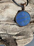 Amulett – kupferfarbend Shou Symbolik, Disc in blau, 25 mm, goldlegiert, kupferunterlegt – Produktansicht 1
