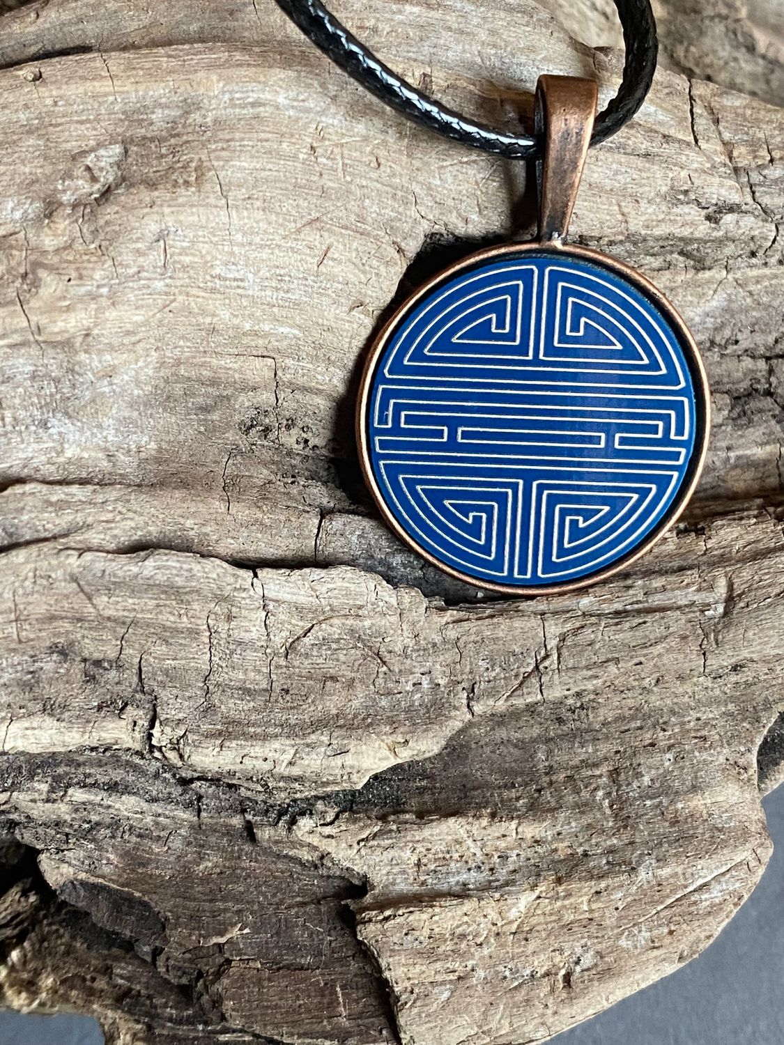 Amulett – kupferfarbend Shou Symbolik, Disc in blau, 25 mm, goldlegiert, kupferunterlegt – Produktansicht 1