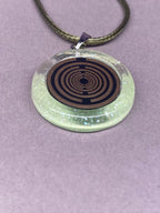 Anhänger – Resin mit Glitzer, Disc im Lakhovsky MWOn Design 18 mm, goldlegiert, kupferunterlegt, zartgrün – Produktansicht 1