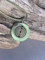 Anhänger – Resin mit Glitzer, Disc im Lakhovsky MWOn Design 18 mm, goldlegiert, kupferunterlegt, zartgrün – Produktansicht 1