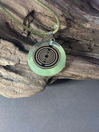 Anhänger – Resin mit Glitzer, Disc im Lakhovsky MWOn Design 18 mm, goldlegiert, kupferunterlegt, zartgrün – Produktansicht 1