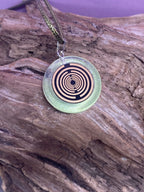 Anhänger – Resin mit Glitzer, Disc im Lakhovsky MWOn Design 18 mm, goldlegiert, kupferunterlegt, zartgrün – Produktansicht 1