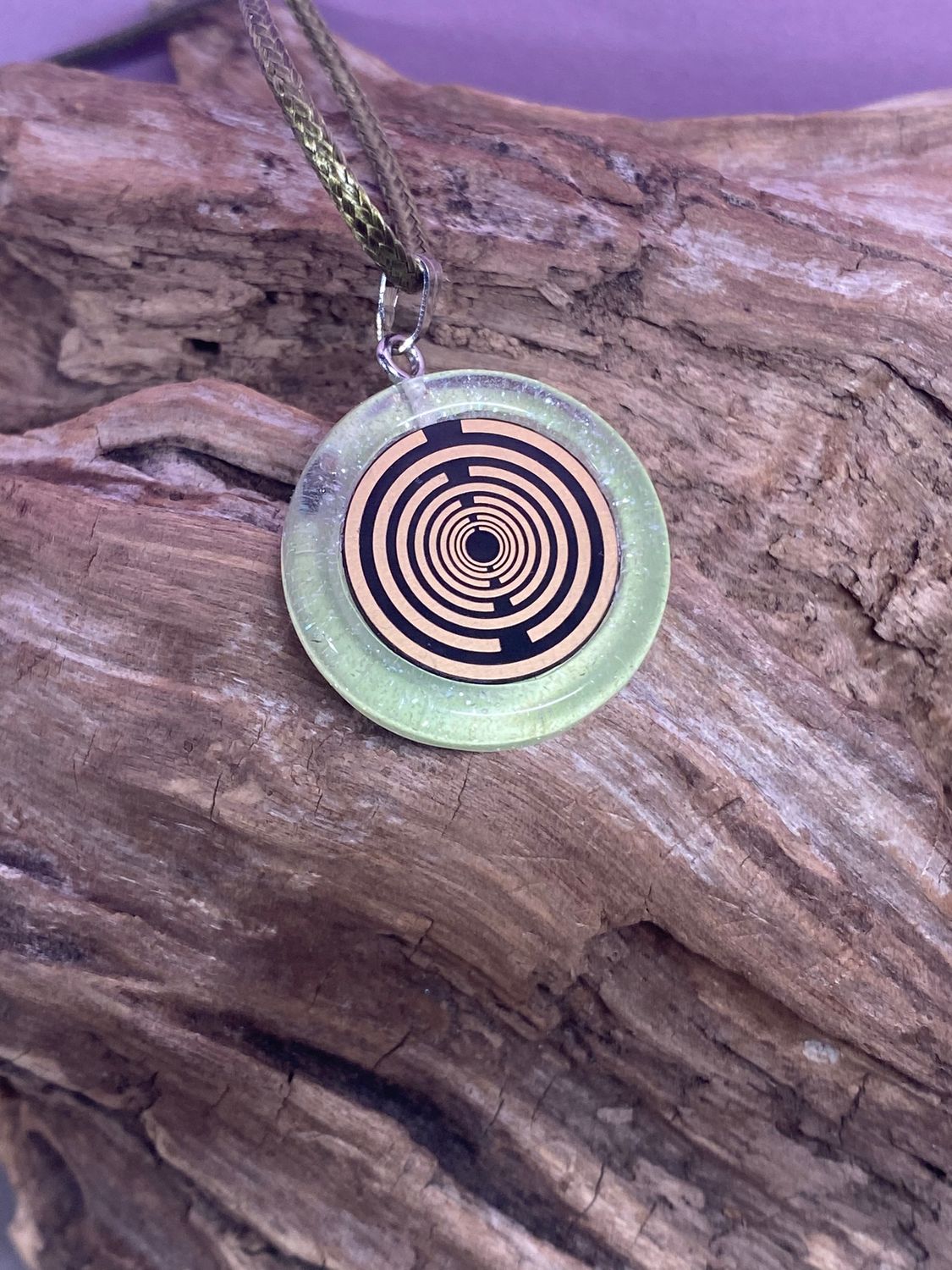 Anhänger – Resin mit Glitzer, Disc im Lakhovsky MWOn Design 18 mm, goldlegiert, kupferunterlegt, zartgrün – Produktansicht 1