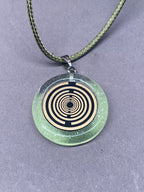 Anhänger – Resin mit Glitzer, Disc im Lakhovsky MWOn Design 18 mm, goldlegiert, kupferunterlegt, zartgrün – Produktansicht 1
