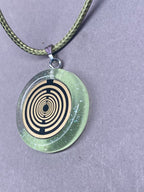 Anhänger – Resin mit Glitzer, Disc im Lakhovsky MWOn Design 18 mm, goldlegiert, kupferunterlegt, zartgrün – Produktansicht 1