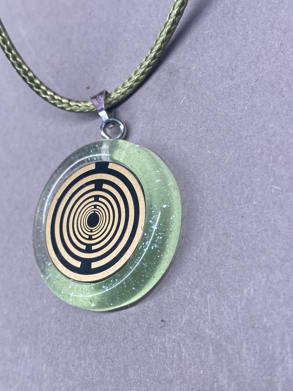 Anhänger – Resin mit Glitzer, Disc im Lakhovsky MWOn Design 18 mm, goldlegiert, kupferunterlegt, zartgrün – Produktansicht 1