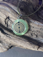 Anhänger – Resin mit Glitzer, Disc im Lakhovsky MWOn Design 18 mm, goldlegiert, kupferunterlegt, zartgrün – Produktansicht 1