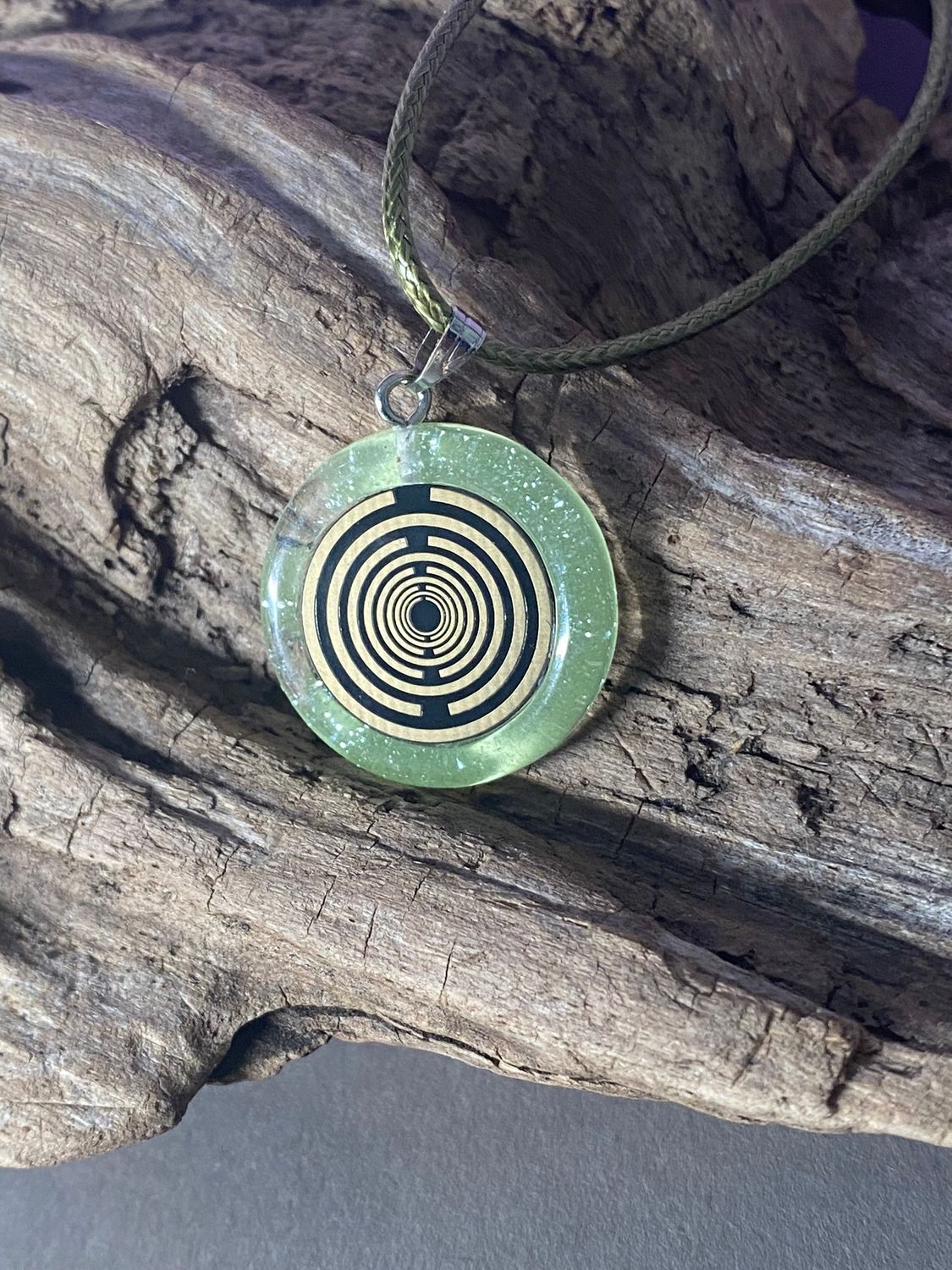 Anhänger – Resin mit Glitzer, Disc im Lakhovsky MWOn Design 18 mm, goldlegiert, kupferunterlegt, zartgrün – Produktansicht 1