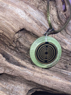 Anhänger – Resin mit Glitzer, Disc im Lakhovsky MWOn Design 18 mm, goldlegiert, kupferunterlegt, zartgrün – Produktansicht 1