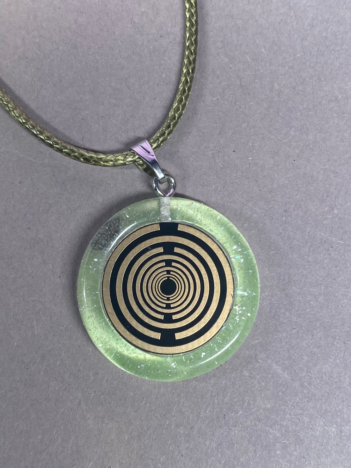 Anhänger – Resin mit Glitzer, Disc im Lakhovsky MWOn Design 18 mm, goldlegiert, kupferunterlegt, zartgrün – Produktansicht 1