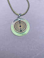Anhänger – Resin mit Glitzer, Disc im Lakhovsky MWOn Design 18 mm, goldlegiert, kupferunterlegt, zartgrün – Produktansicht 1