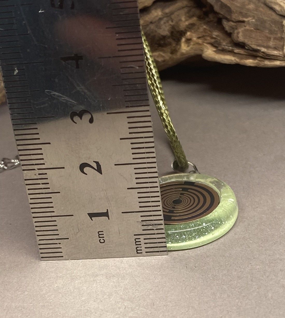Anhänger – Resin mit Glitzer, Disc im Lakhovsky MWOn Design 18 mm, goldlegiert, kupferunterlegt, zartgrün – Produktansicht 1