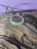Anhänger – Resin mit Glitzer, Disc im Lakhovsky MWOn Design 18 mm, goldlegiert, kupferunterlegt, zartgrün – Produktansicht 1
