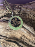 Anhänger – Resin mit Glitzer, Disc im Lakhovsky MWOn Design 18 mm, goldlegiert, kupferunterlegt, zartgrün – Produktansicht 1