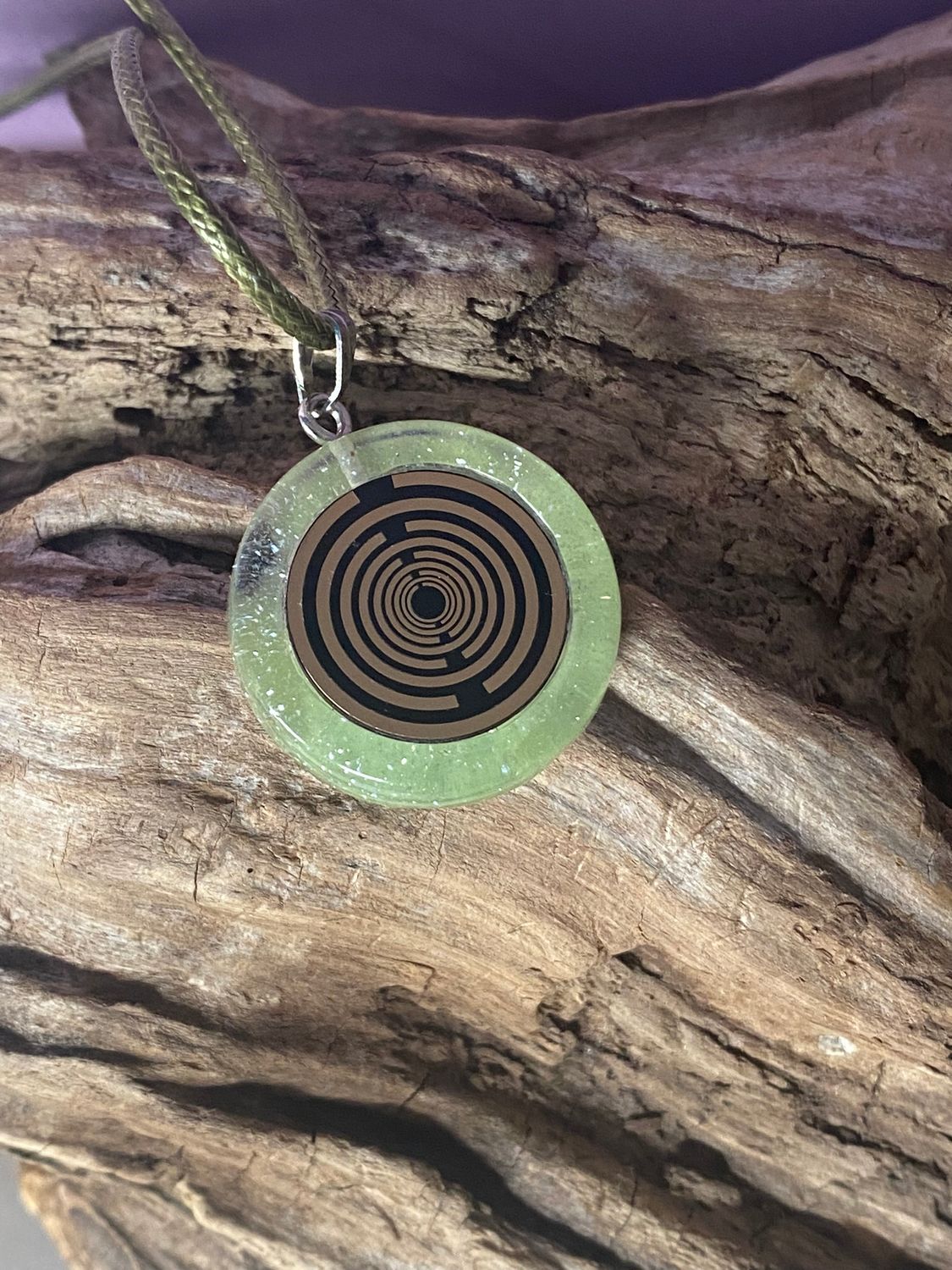 Anhänger – Resin mit Glitzer, Disc im Lakhovsky MWOn Design 18 mm, goldlegiert, kupferunterlegt, zartgrün – Produktansicht 1