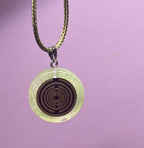 Anhänger – Resin mit Glitzer, Disc im Lakhovsky MWOn Design 18 mm, goldlegiert, kupferunterlegt, zartgrün – Produktansicht 1