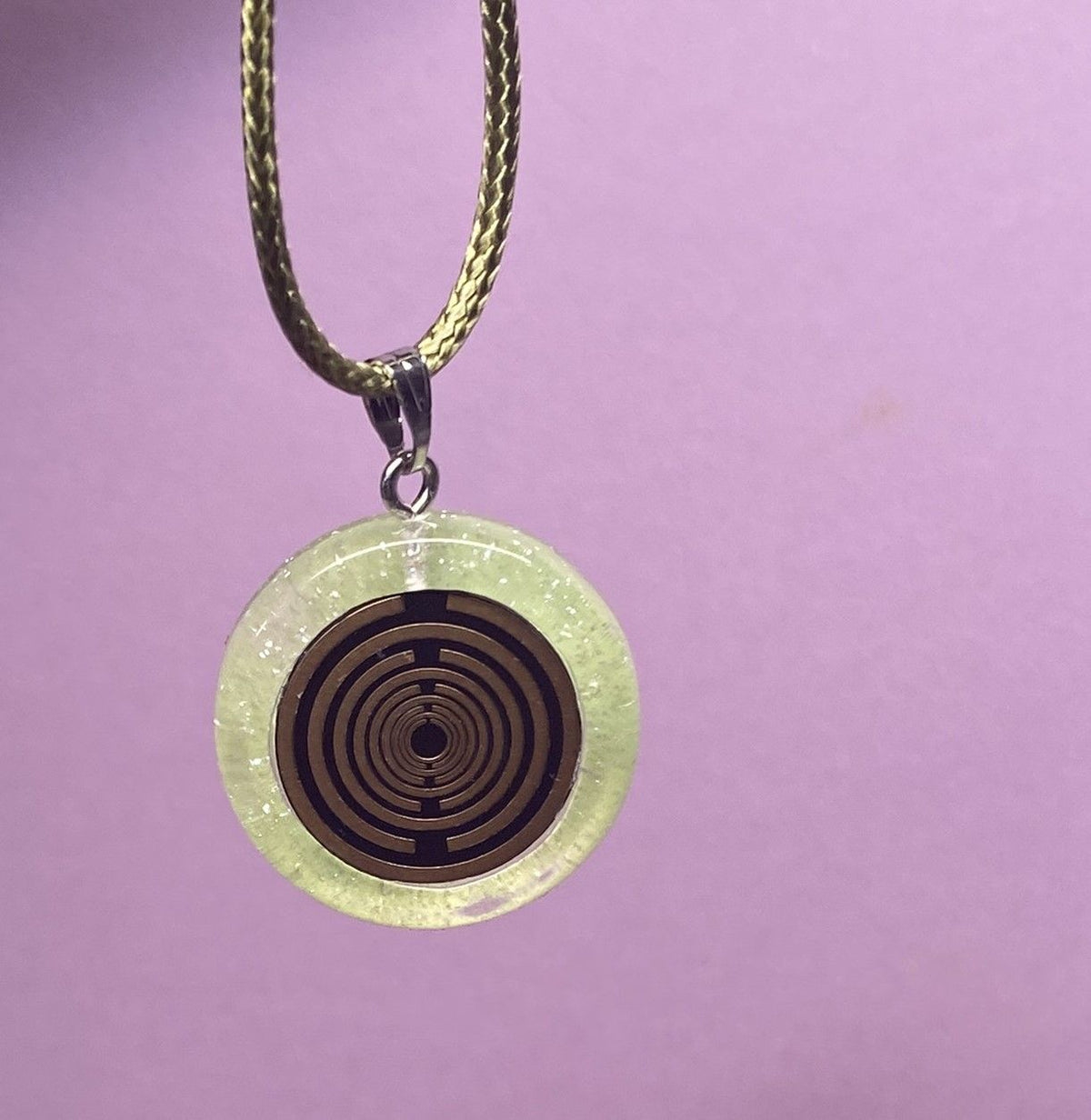 Anhänger – Resin mit Glitzer, Disc im Lakhovsky MWOn Design 18 mm, goldlegiert, kupferunterlegt, zartgrün – Produktansicht 1
