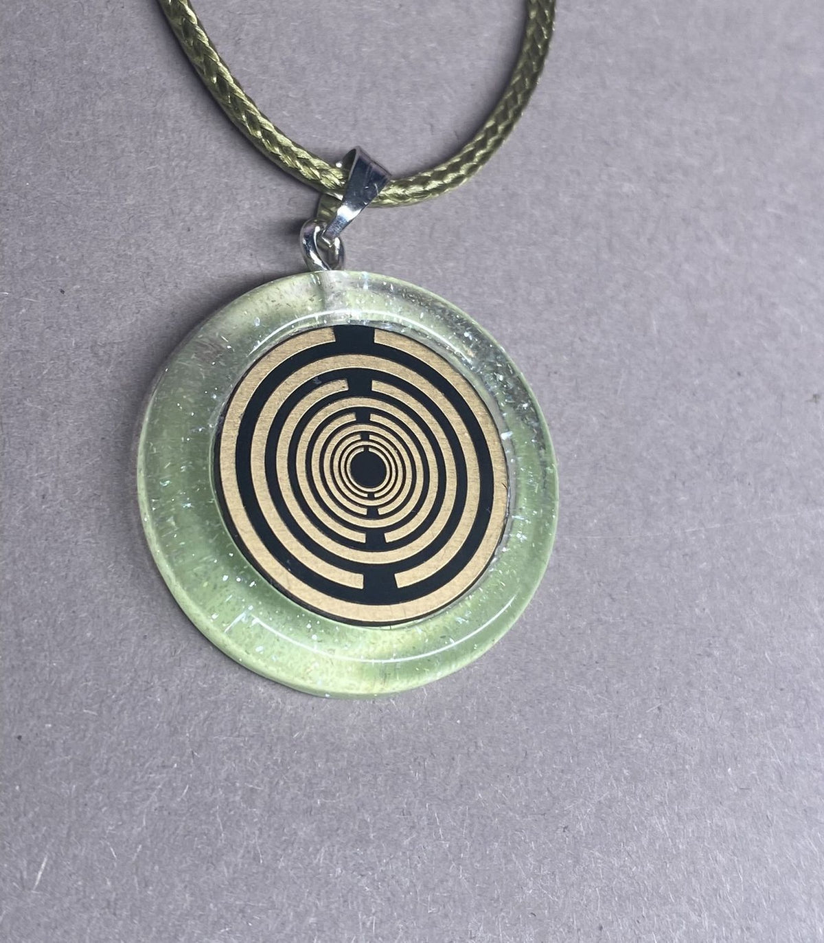 Anhänger – Resin mit Glitzer, Disc im Lakhovsky MWOn Design 18 mm, goldlegiert, kupferunterlegt, zartgrün – Produktansicht 1