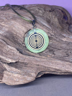Anhänger – Resin mit Glitzer, Disc im Lakhovsky MWOn Design 18 mm, goldlegiert, kupferunterlegt, zartgrün – Produktansicht 1