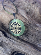 Anhänger – Resin mit Glitzer, Disc im Lakhovsky MWOn Design 18 mm, goldlegiert, kupferunterlegt, zartgrün – Produktansicht 1