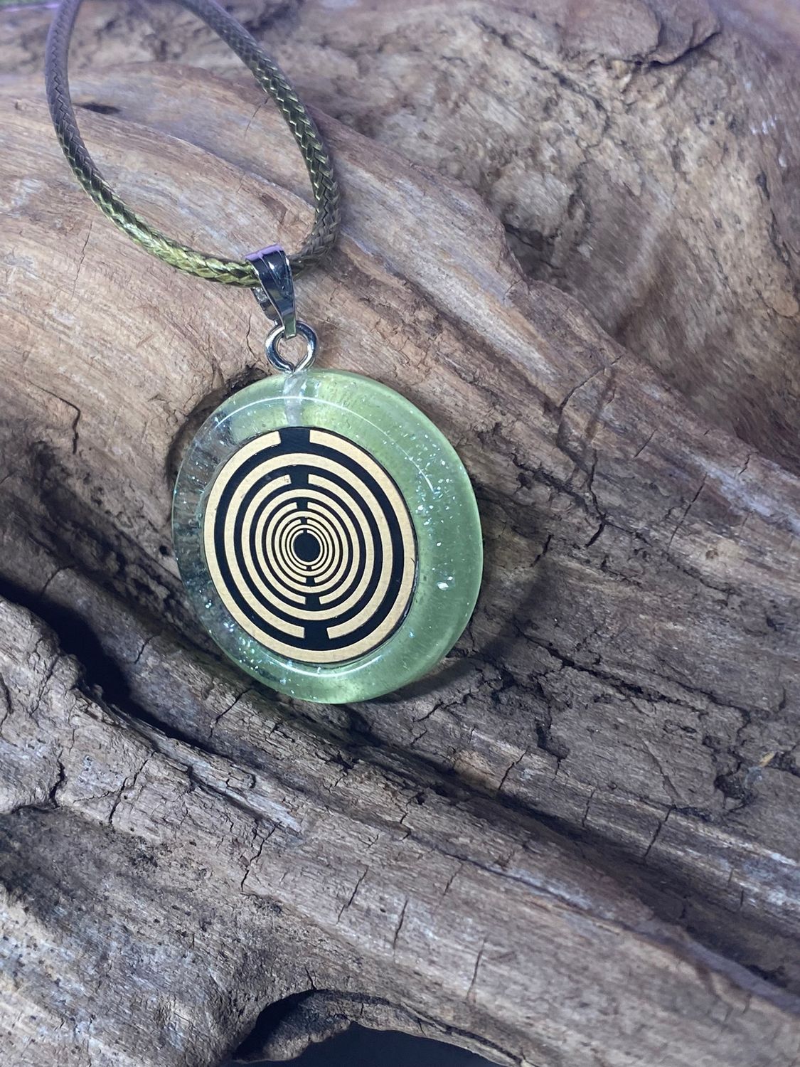 Anhänger – Resin mit Glitzer, Disc im Lakhovsky MWOn Design 18 mm, goldlegiert, kupferunterlegt, zartgrün – Produktansicht 1