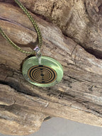 Anhänger – Resin mit Glitzer, Disc im Lakhovsky MWOn Design 18 mm, goldlegiert, kupferunterlegt, zartgrün – Produktansicht 1