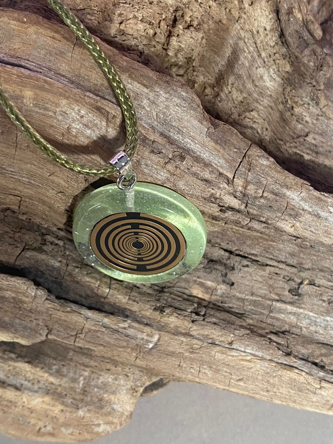Anhänger – Resin mit Glitzer, Disc im Lakhovsky MWOn Design 18 mm, goldlegiert, kupferunterlegt, zartgrün – Produktansicht 1