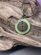 Anhänger – Resin mit Glitzer, Disc im Lakhovsky MWOn Design 18 mm, goldlegiert, kupferunterlegt, zartgrün – Produktansicht 1