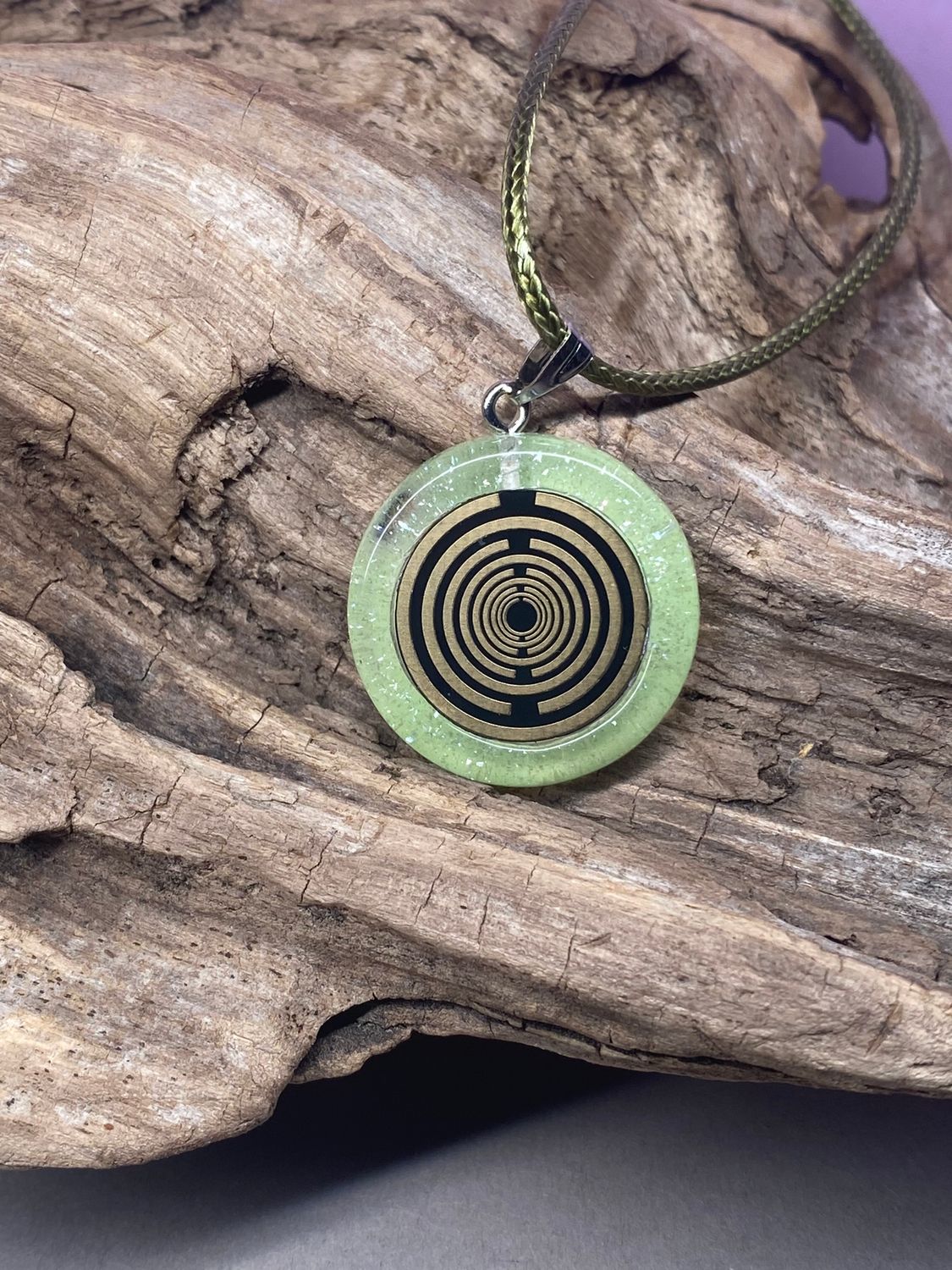 Anhänger – Resin mit Glitzer, Disc im Lakhovsky MWOn Design 18 mm, goldlegiert, kupferunterlegt, zartgrün – Produktansicht 1