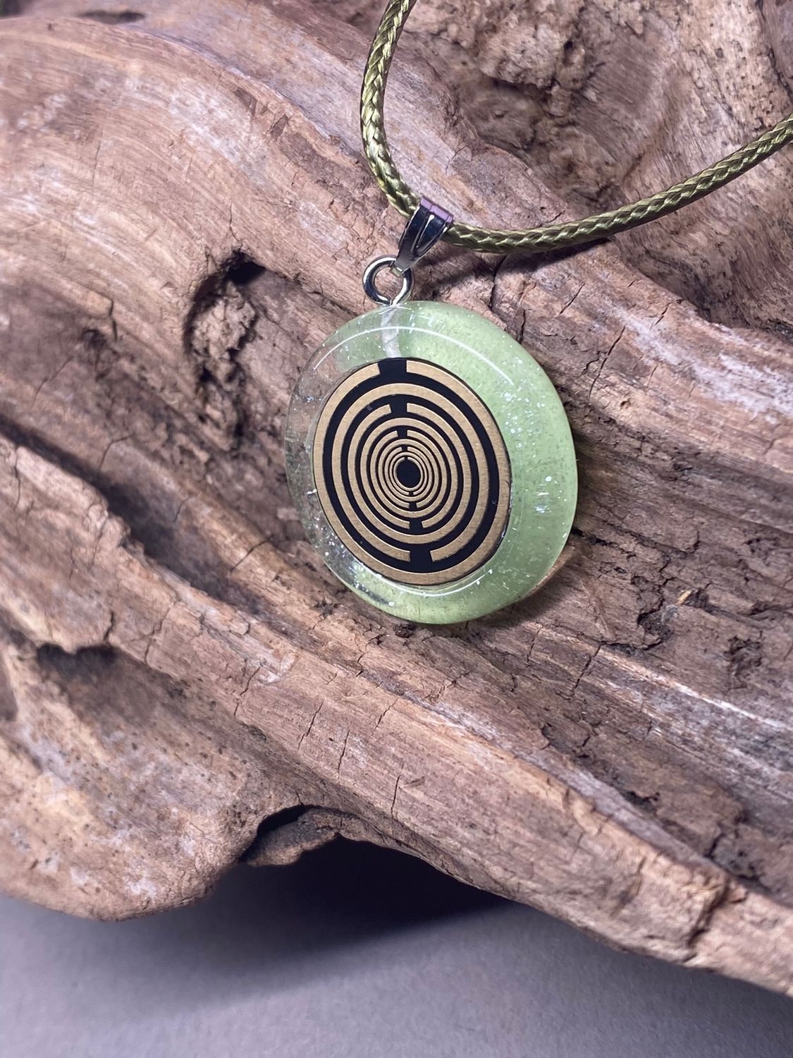Anhänger – Resin mit Glitzer, Disc im Lakhovsky MWOn Design 18 mm, goldlegiert, kupferunterlegt, zartgrün – Produktansicht 1